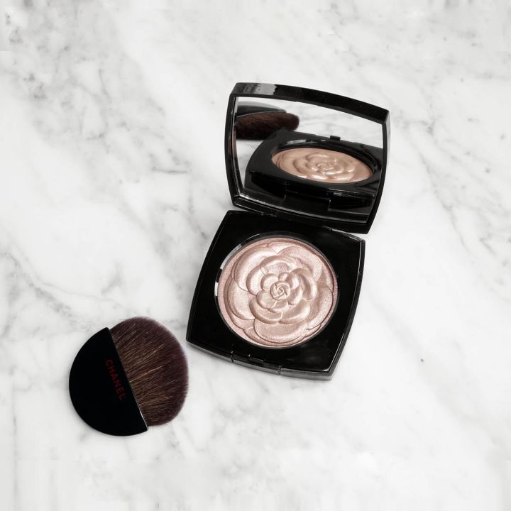 Le camélia, fleur cosmétique de Chanel - Le Journal du Luxe -
                    Luxe radio