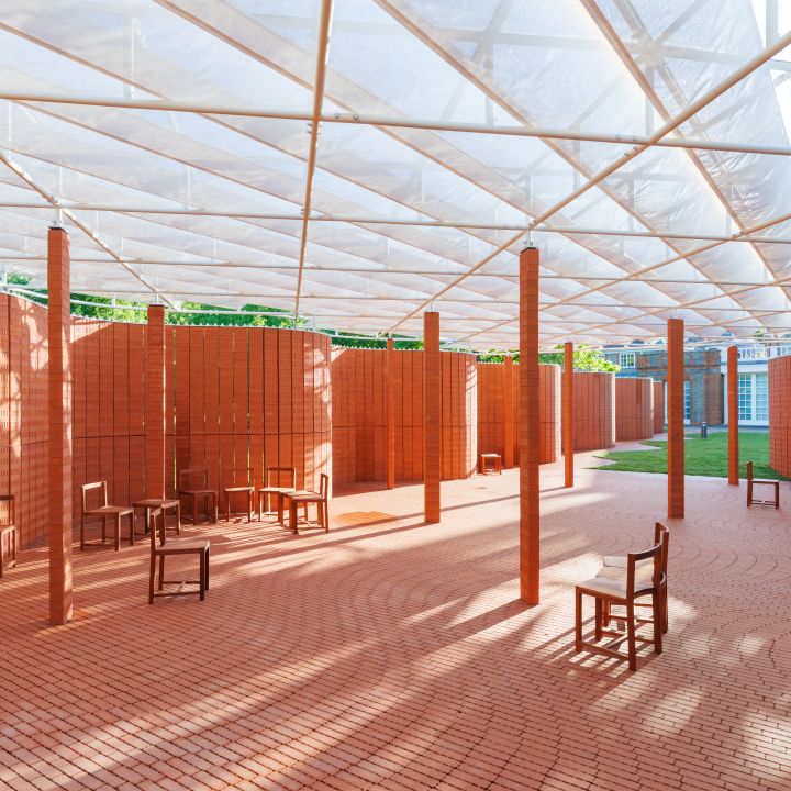 À Londres, le Serpentine Pavilion 2026 transforme un mur en promenade - Architecture -
                    Luxe radio