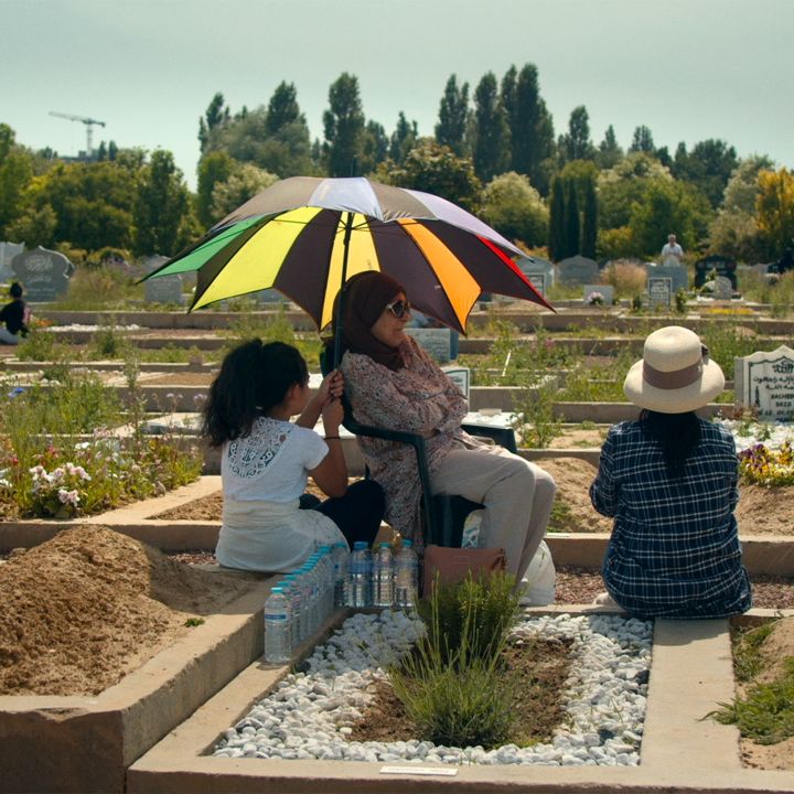  « Ceux qui veillent »: un documentaire sur la mémoire et le vivre-ensemble - Le Journal des Arts -
                    Luxe radio