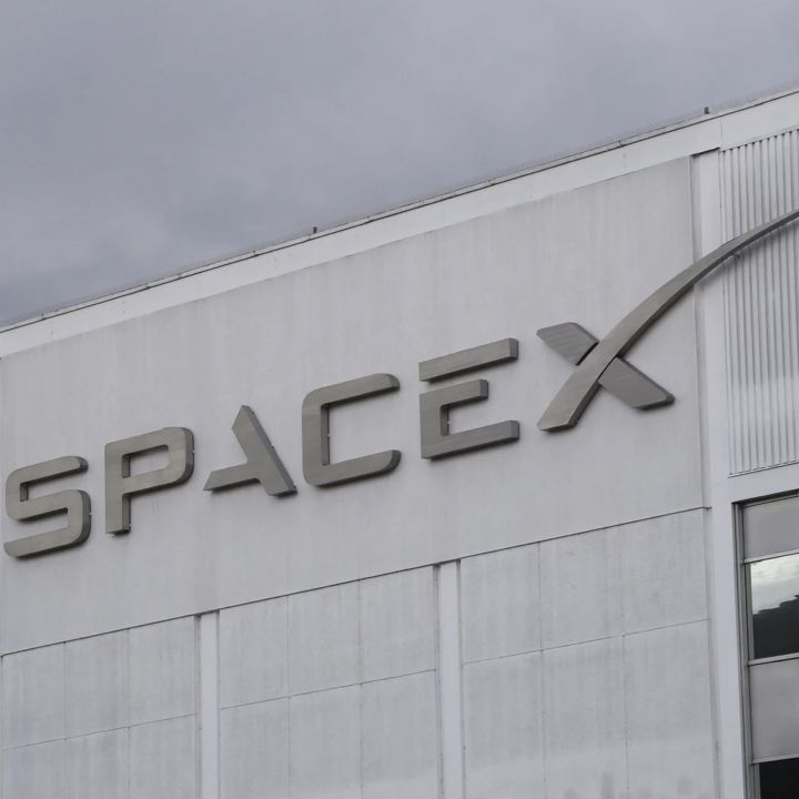 SpaceX perd 600 milliards de dollars de valorisation après une levée de fonds mal accueillie - Le Coin Des Cryptos -
                    Luxe radio