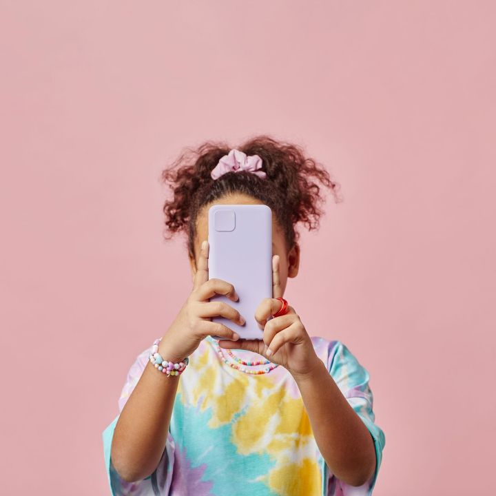 IA : les autorités britanniques appellent à protéger les photos d’enfants. - Sciences & Santé -
                    Luxe radio