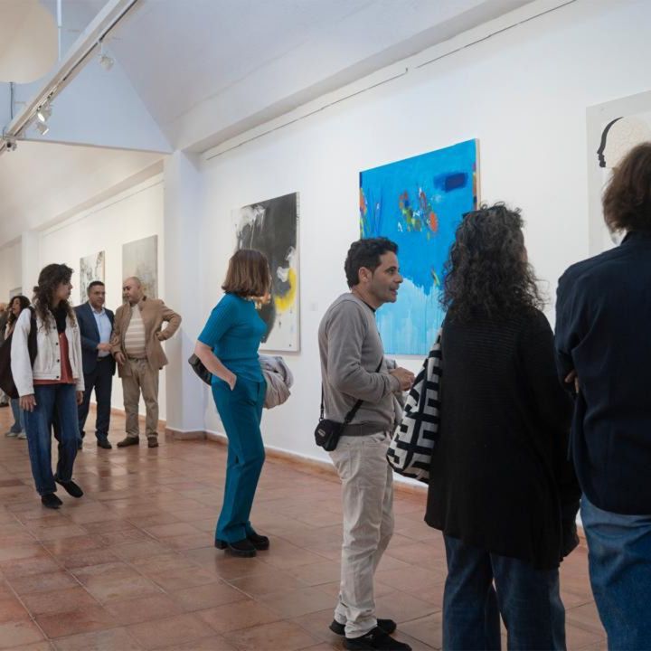 À Assilah, les saisons artistiques de 2025 revivent en exposition. - Le Journal des Arts -
                    Luxe radio