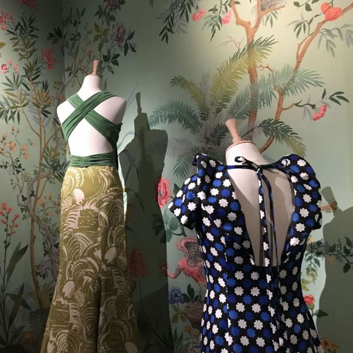 « Back side, dos à la mode » : l’exposition, côté pile, du Palais Galliera hors les murs - Le Journal du Luxe -
                    Luxe radio