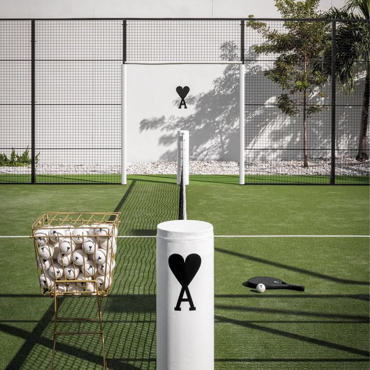 AMI Paris, Padel à la parisienne: jeu, set et mode - Le Journal du Luxe -
                    Luxe radio