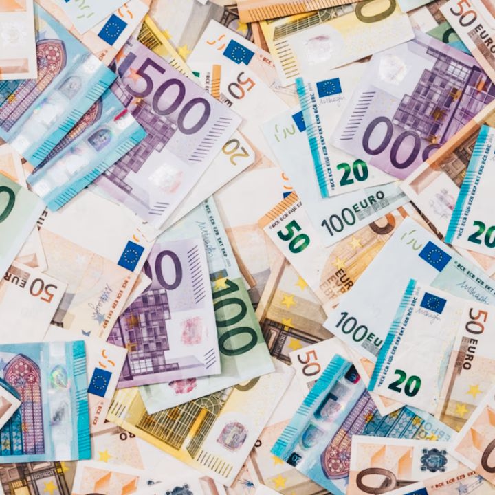 Le Maroc décroche un accord clé avec la France sur les transferts des MRE - L’œil Macro -
                    Luxe radio