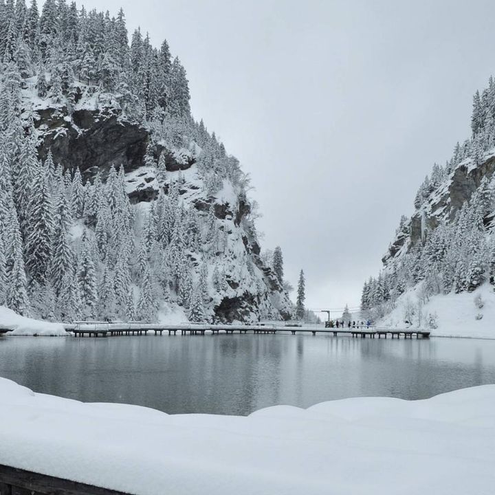 Défilé Moncler à Courchevel: la mode au pied du lac, la nature en ligne de mire - Le Journal du Luxe -
                    Luxe radio