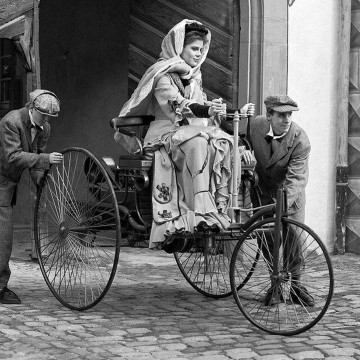Quand la voiture a accéléré… l’émancipation des femmes ?! - Automobile -
                    Luxe radio