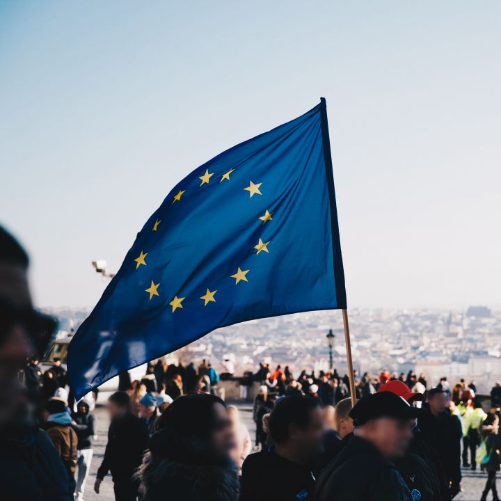 Extrême droitisation de l’UE : Entre tentation et banalisation ? - Les Débats -
                    Luxe radio