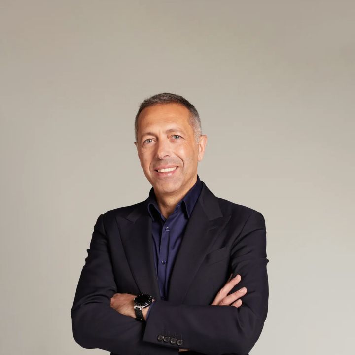 LVMH nomme un expert du retail au poste de PDG de Givenchy - Le Journal du Luxe -
                    Luxe radio
