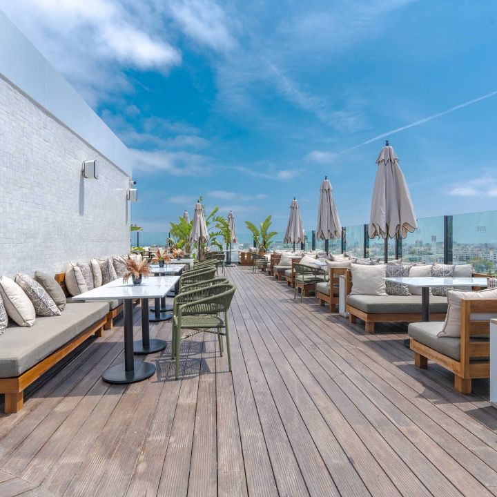 Bliss, le rooftop incontournable au coeur du quartier Gauthier - Le Journal du Luxe -
                    Luxe radio