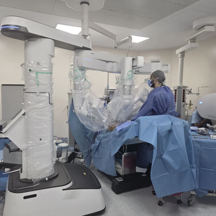 À Tanger, Oncorad fait entrer le robot au bloc opératoire - Reportages -
                    Luxe radio