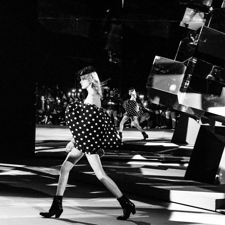 Hedi Slimane signe son premier défilé Céline - Le Journal du Luxe -
                    Luxe radio