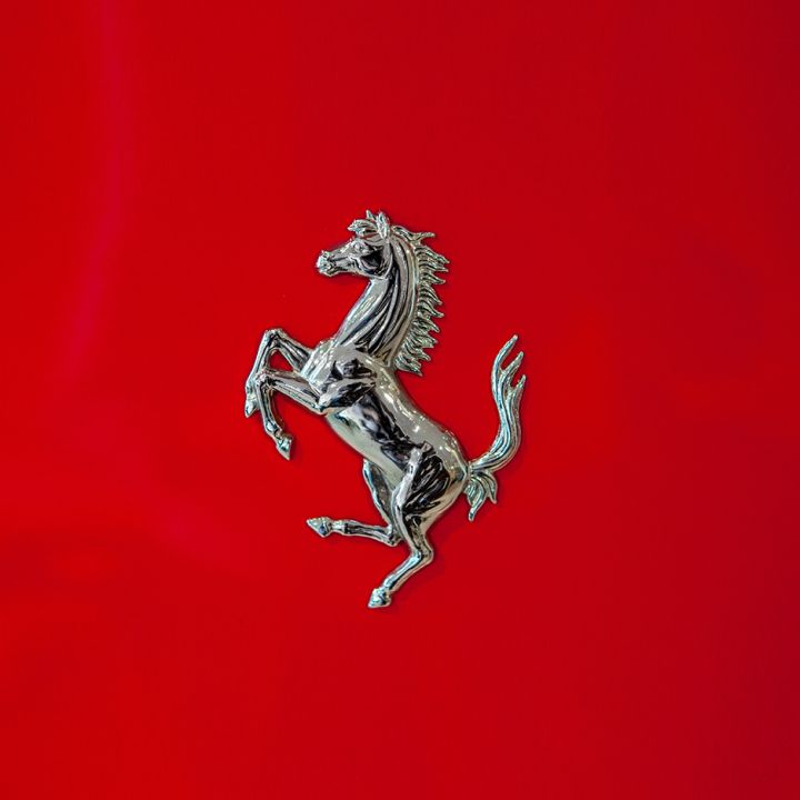 2021, l'année de tous les records pour Ferrari - Le Journal du Luxe -
                    Luxe radio