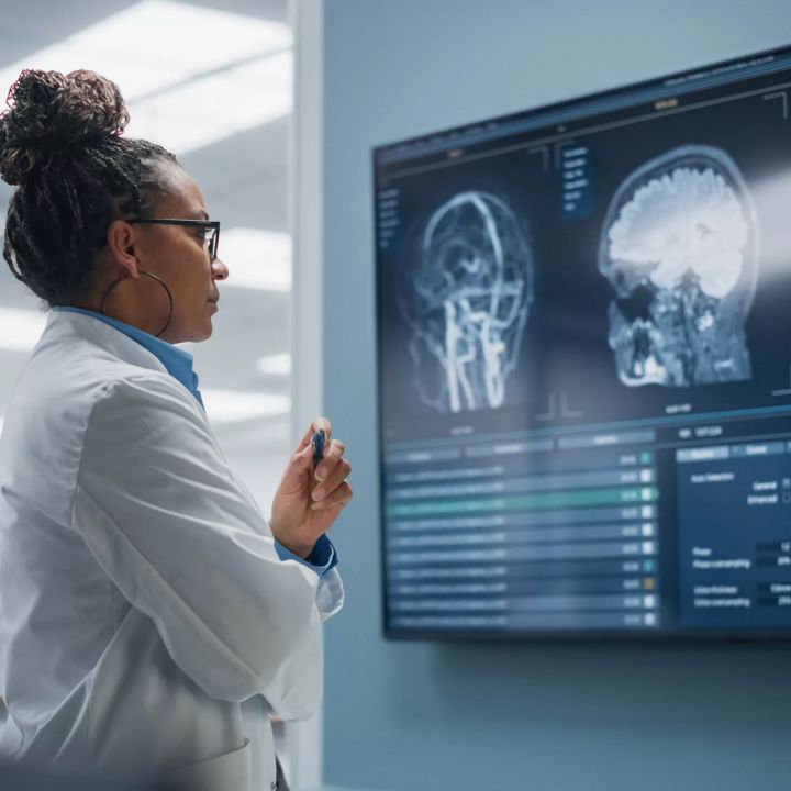 Santé : des radiographies générées par IA trompent même les spécialistes - Sciences & Santé -
                    Luxe radio