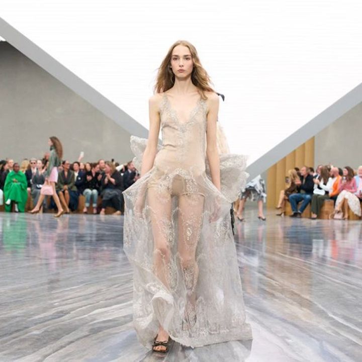 La Fashion Week de Paris s’achève sur une saison entre archives et sensualité - Le Journal du Luxe -
                    Luxe radio