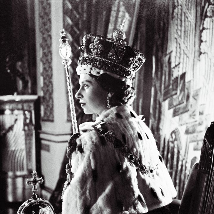 La reine Elizabeth II a su donner un nouveau souffle à la monarchie britannique - Les Invités de Heure Essentielle -
                    Luxe radio