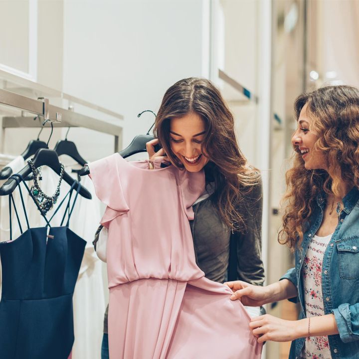 Fashion Week de Londres : Oxfam veut promouvoir la seconde main - Le Journal du Luxe -
                    Luxe radio