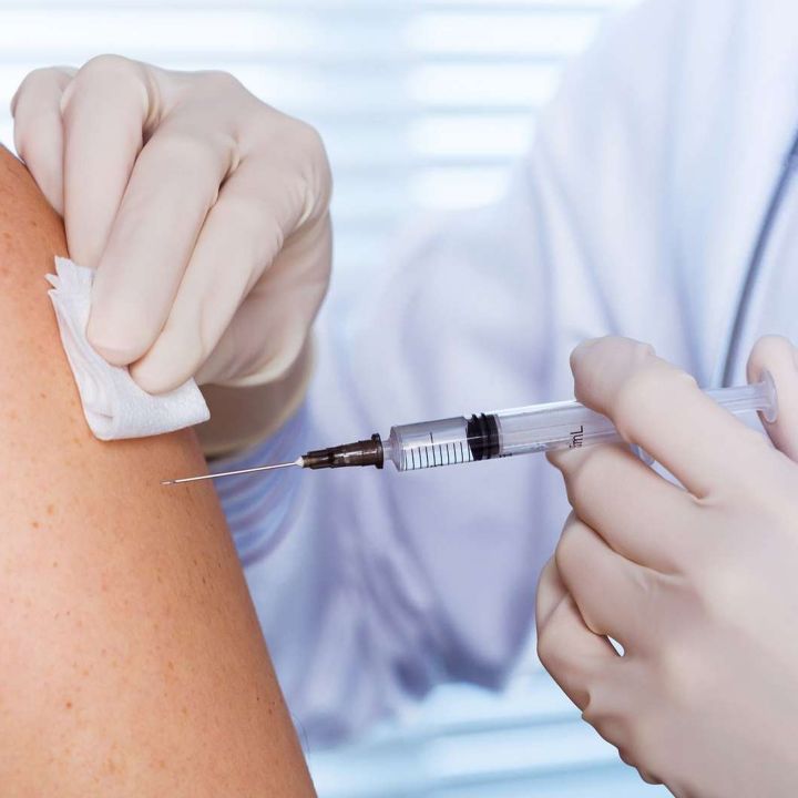 Top départ de la vaccination : le personnel de santé reçoit la première dose - Sciences & Santé -
                    Luxe radio
