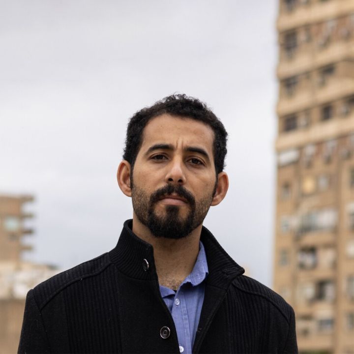 Focus sur Mosab Abu Toha: la voix poétique de Gaza couronnée par le prix Pulitzer - Le Journal des Arts -
                    Luxe radio