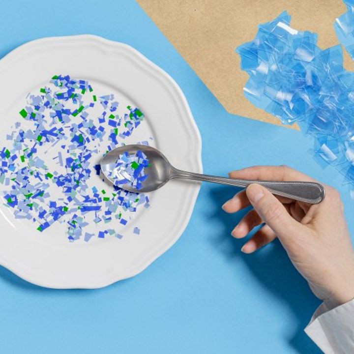 Pollution invisible: il semblerait que les microplastiques envahissent les assiettes - Sciences & Santé -
                    Luxe radio