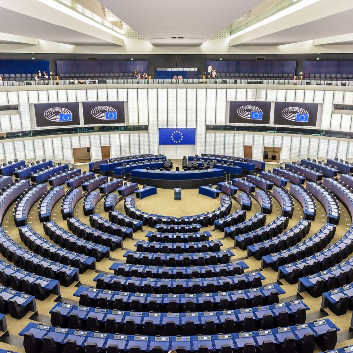 Le Parlement européen aurait décidé de désactiver les outils d’IA intégrés aux appareils professionnels des députés - Le Monde AI -
                    Luxe radio