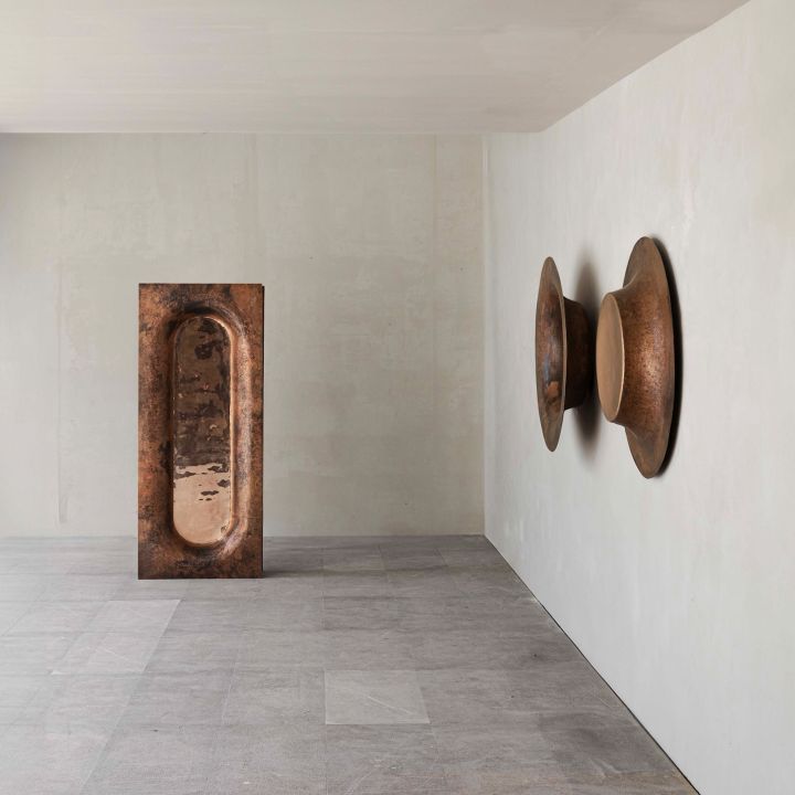 Sculpter l’éclat, les miroirs en cuivre de Manu Bañó - Design -
                    Luxe radio