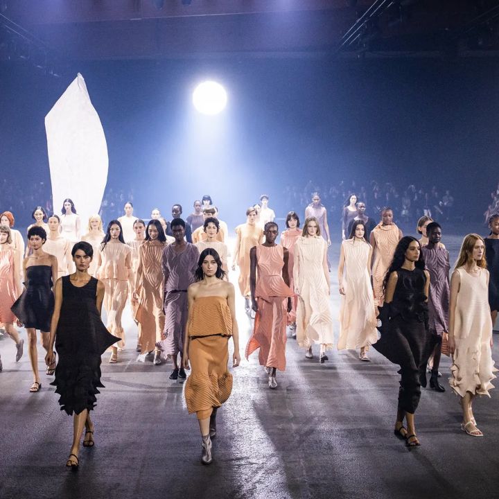 Le défilé Issey Miyake à la Fashion Week de Paris - Le Journal du Luxe -
                    Luxe radio