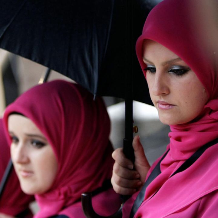 Exclure le féminisme islamique est en soi antiféministe - Les Débats -
                    Luxe radio