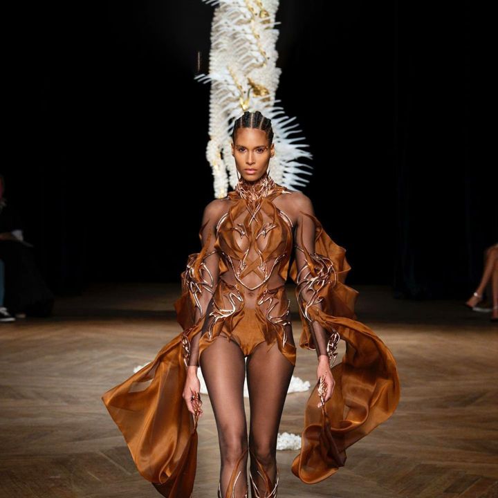 Une robe haute-couture à base de fèves de cacao - Le Journal du Luxe -
                    Luxe radio
