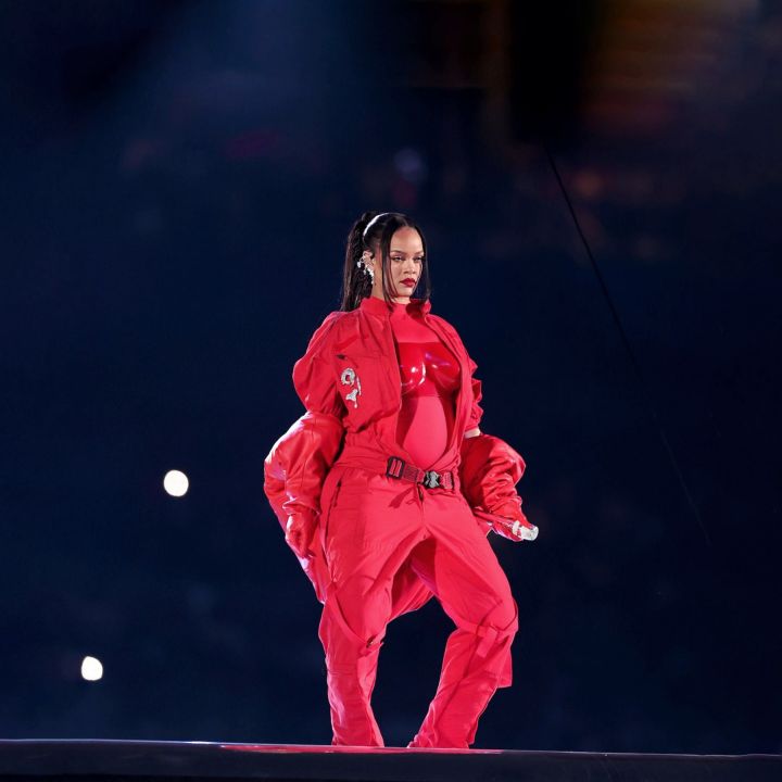 Super Bowl : Loewe et Alaïa habillent Rihanna - Le Journal du Luxe -
                    Luxe radio