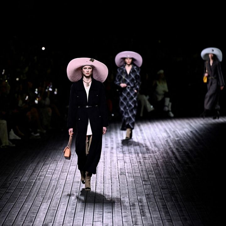 Chanel à la Fashion week parisienne: le chapeau et Deauville à l’honneur - Le Journal du Luxe -
                    Luxe radio