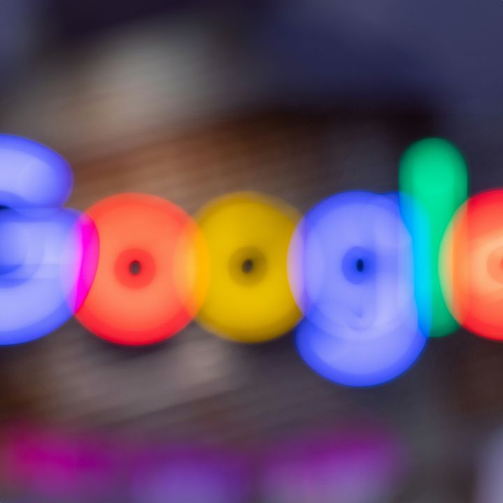 Google suspend son programme de primes aux bogues, débordé par l’IA - Le Monde AI -
                    Luxe radio