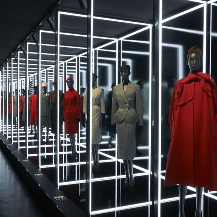 L’exposition Dior à Londres joue les prolongations - Le Journal du Luxe -
                    Luxe radio