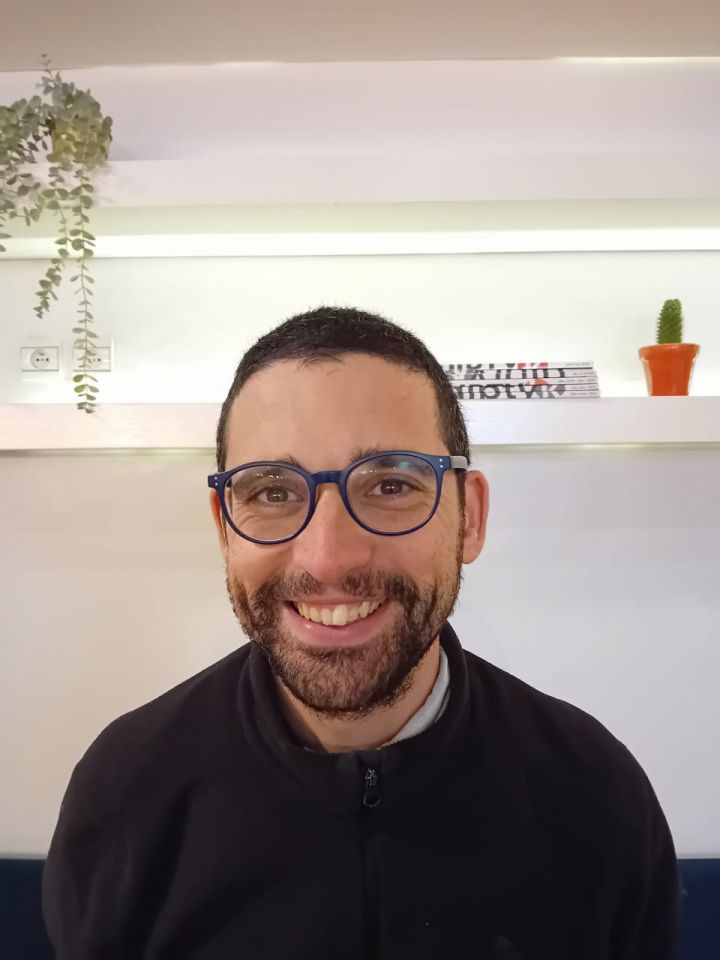 Dossier spécial bilan du SIEL 2025 avec 3 questions dans cette édition à Ali benabderrazik, médiateur culturel - Littérature -
                    Luxe radio