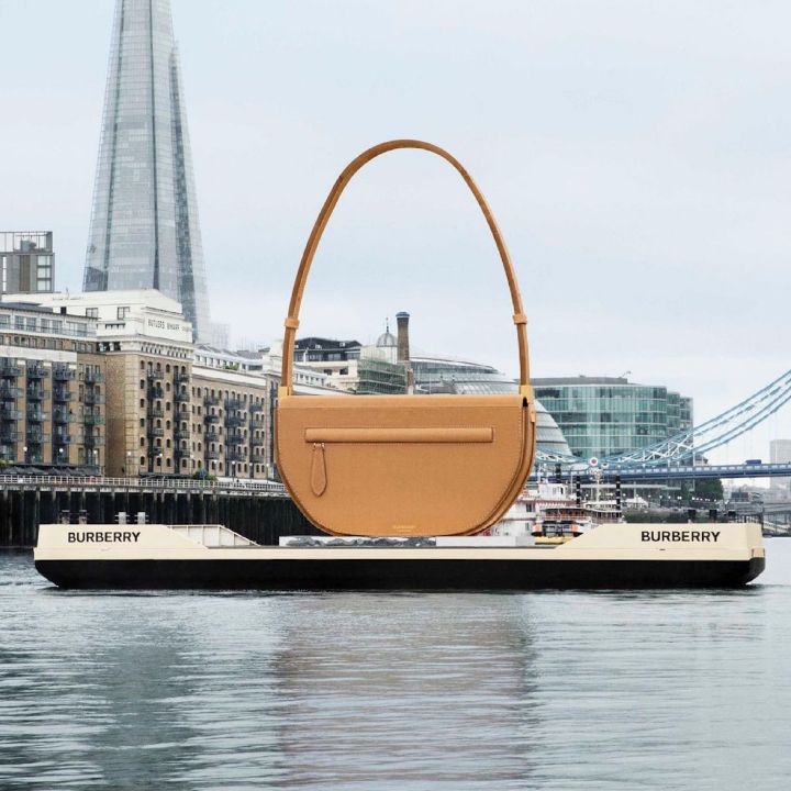 Burberry installe ses sacs XXL à travers le monde - Le Journal du Luxe -
                    Luxe radio