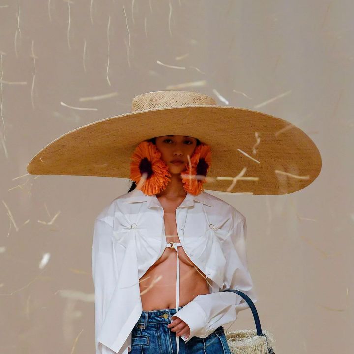 Le Raphia : Dernier défilé Jacquemus - Le Journal du Luxe -
                    Luxe radio