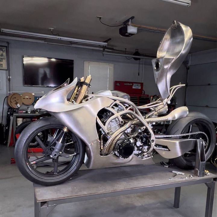 Une moto en titane - Automobile -
                    Luxe radio