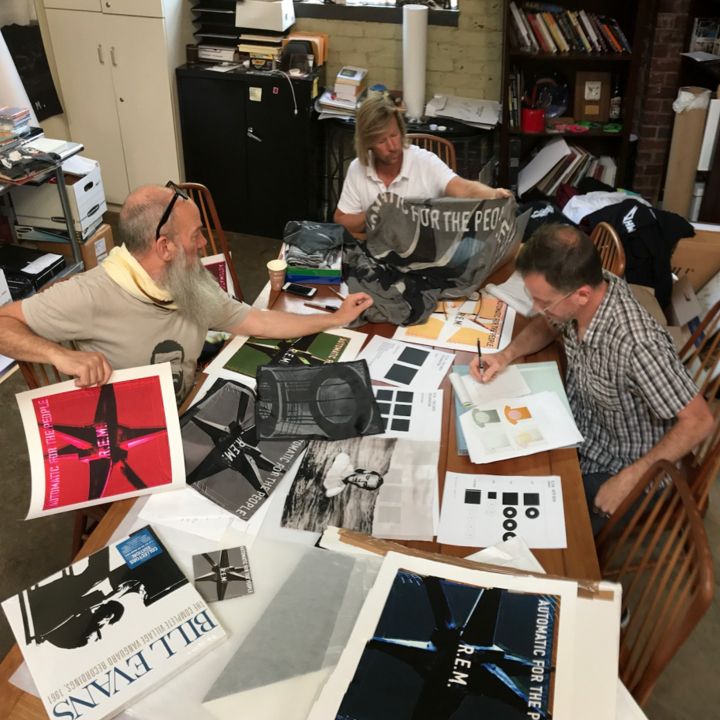 Paul Smith collabore avec le groupe de musique pop REM - Le Journal du Luxe -
                    Luxe radio