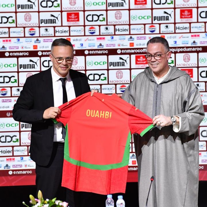 Le « lourd » trône de Mohamed Ouahbi. Avec Talal Chakir - La Loge Des Supporters -
                    Luxe radio