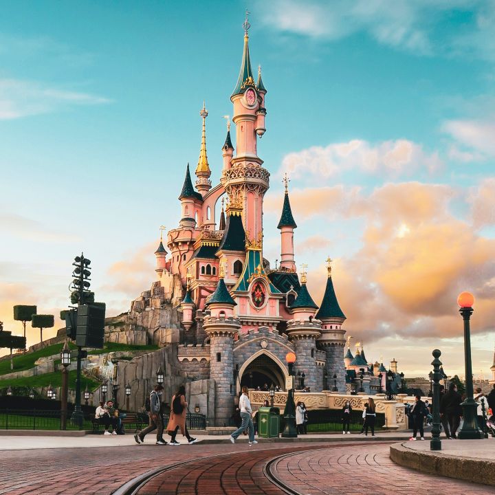 Coperni défilera à Disneyland Paris le 1er octobre - Le Journal du Luxe -
                    Luxe radio