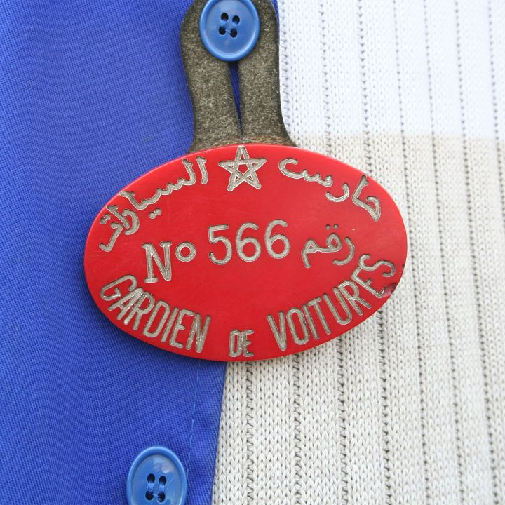 Gardiens de voitures au Maroc : un faux métier qui permet d’acheter la paix sociale - Les Débats -
                    Luxe radio