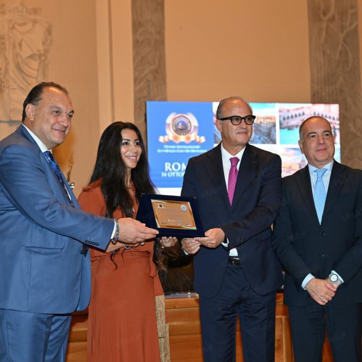 Halima Hadir récompensée à Rome - Le Journal du Luxe -
                    Luxe radio