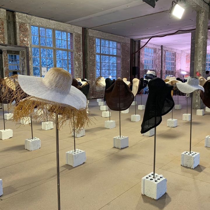 La braderie géante façon Jacquemus - Le Journal du Luxe -
                    Luxe radio