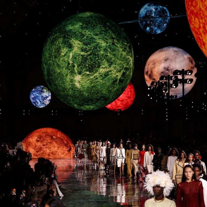 La première collection de Matthieu Blazy chez Chanel déclenche un fort engouement à Paris - Le Journal du Luxe -
                    Luxe radio