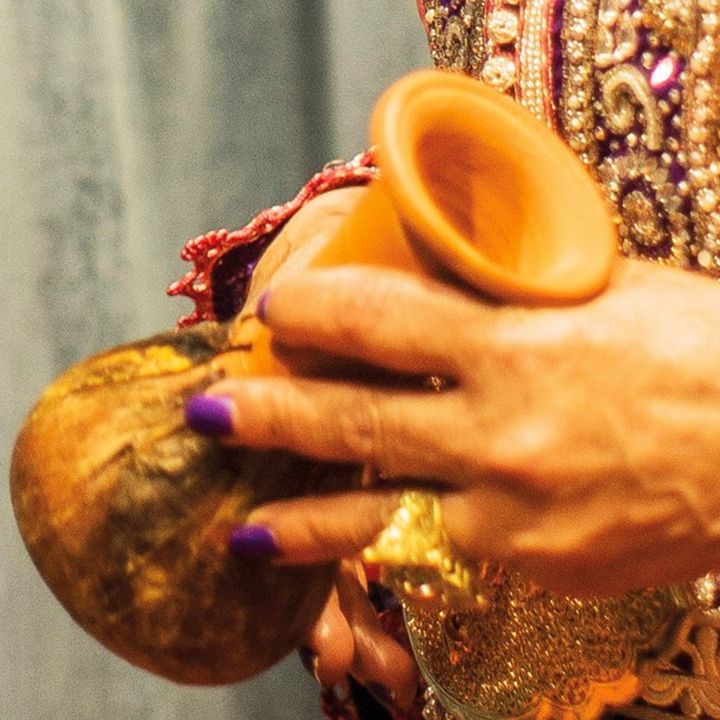 Safi célèbre la Aita dans toute sa diversité - Le Journal des Arts -
                    Luxe radio